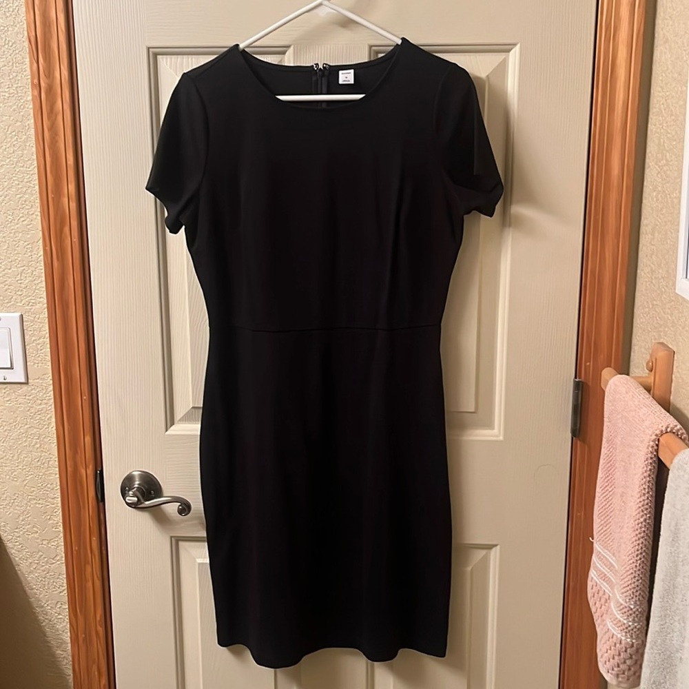 LBD 🖤 body hugging little black dress